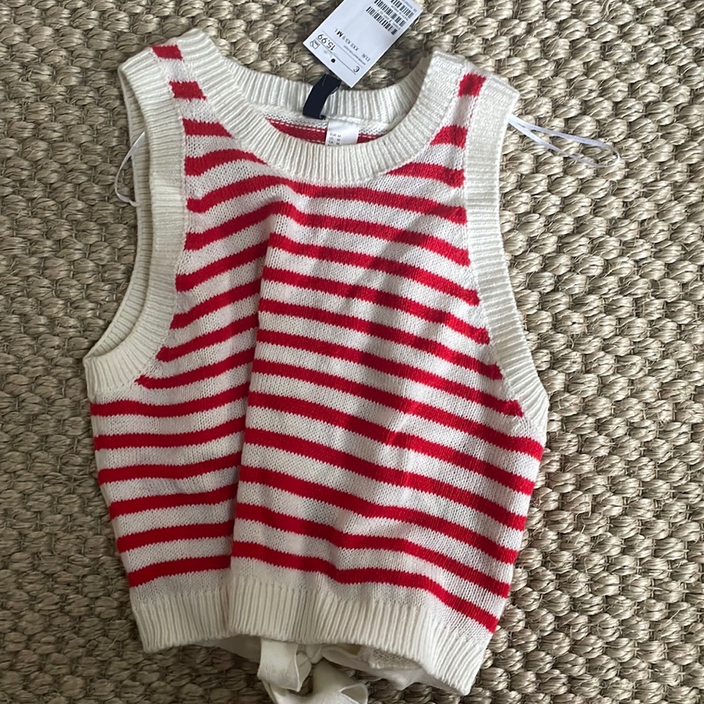 Cropped white and red stripped top. Sweater material. Size M